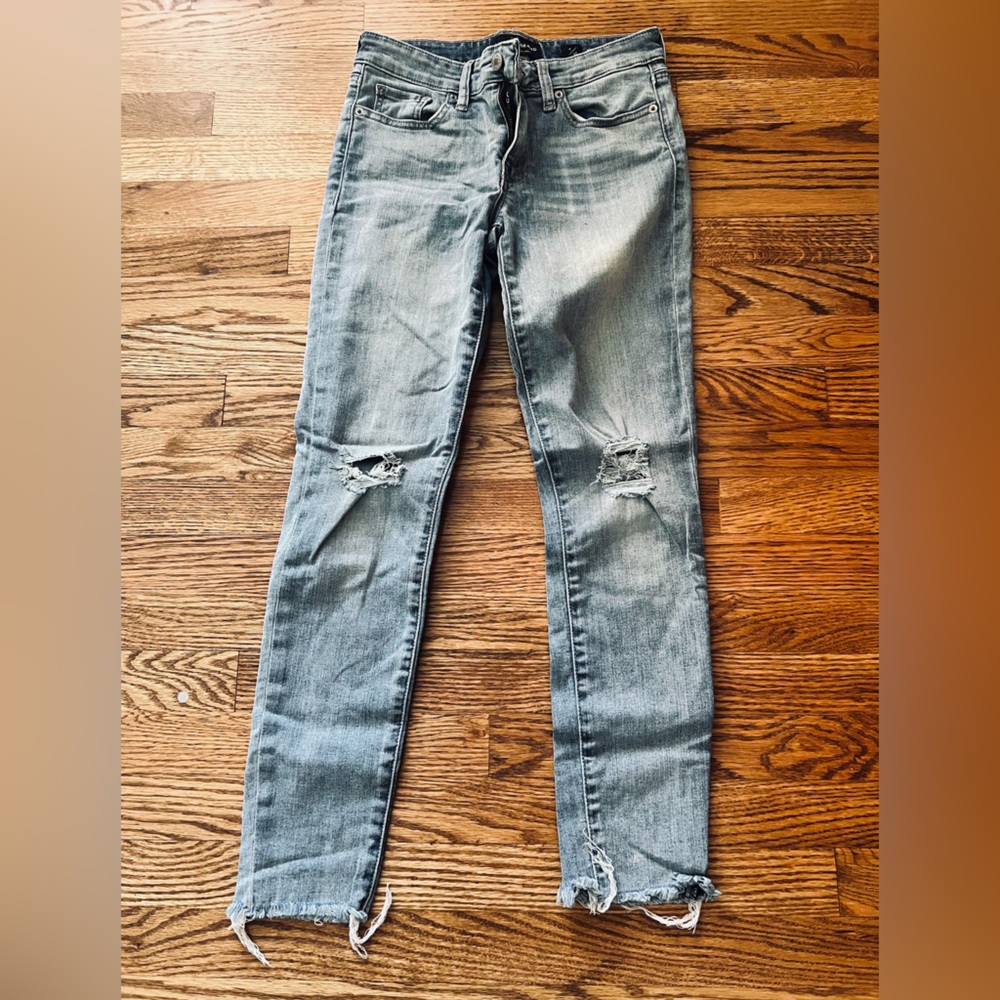 Excellent condition Lucky Brand Distressed Skinny Blue Jeans in size 4 / 27